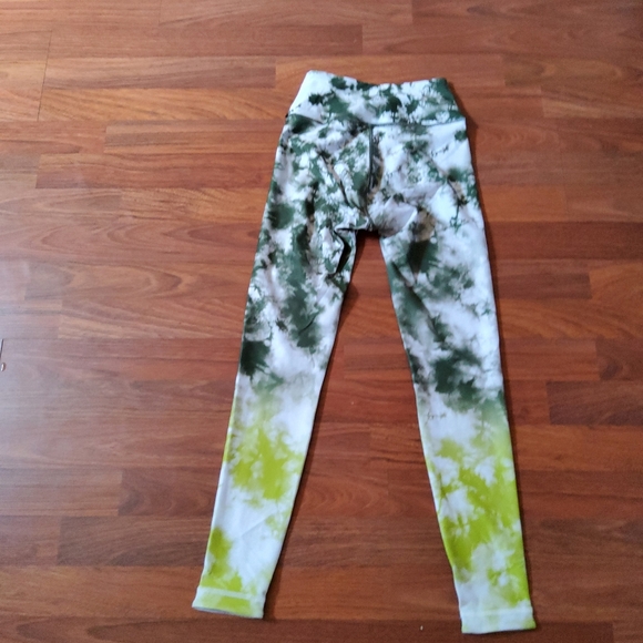 Wear It To Heart Reversible High Waist Leggings Green Tie Dye Size S NWT - Picture 4 of 10